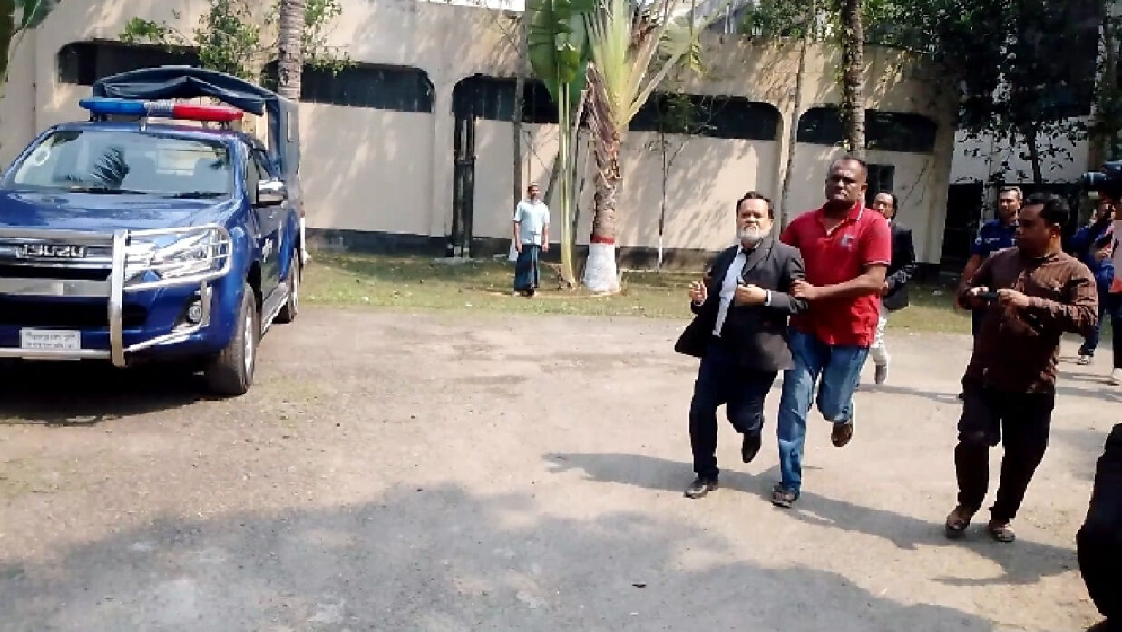 আদালত চত্বরে আওয়ামী লীগ নেতাকে গ্রেপ্তার করে পুলিশ