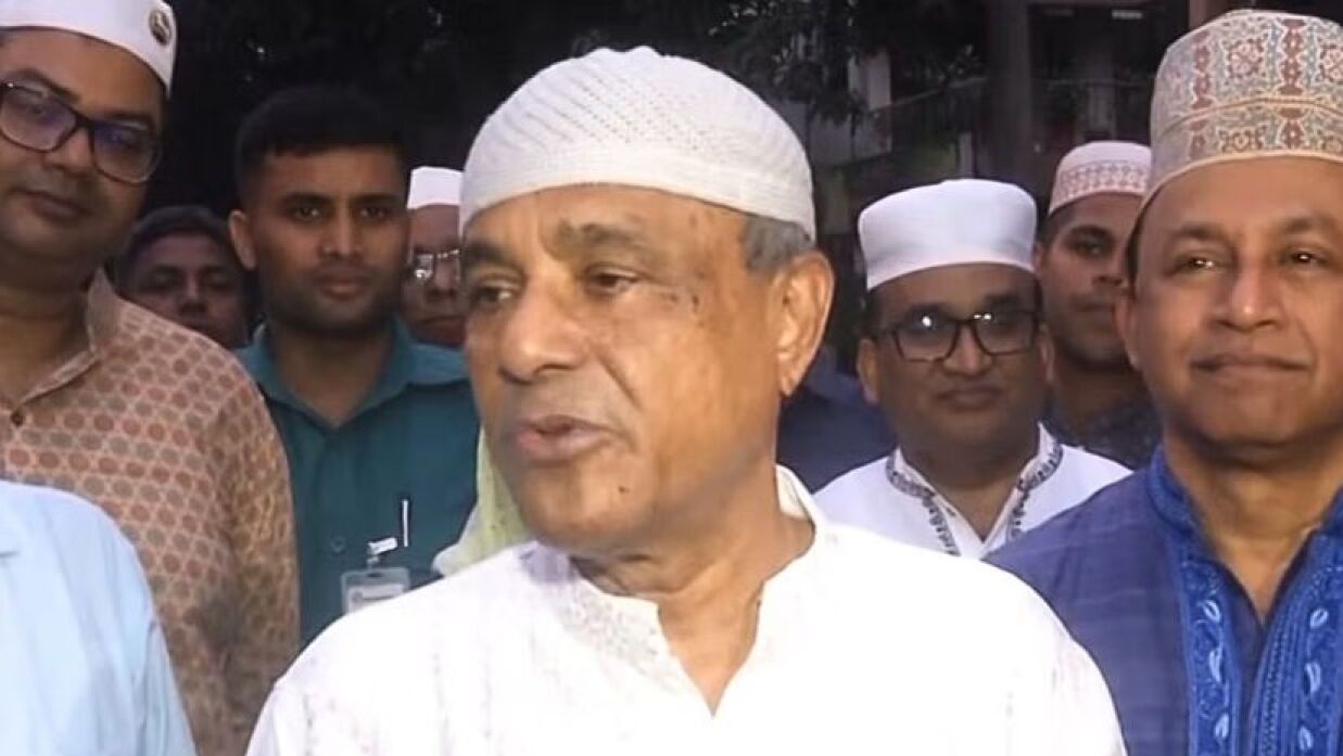 সাংবাদিকদের ব্রিফিং করেন স্বরাষ্ট্র উপদেষ্টা