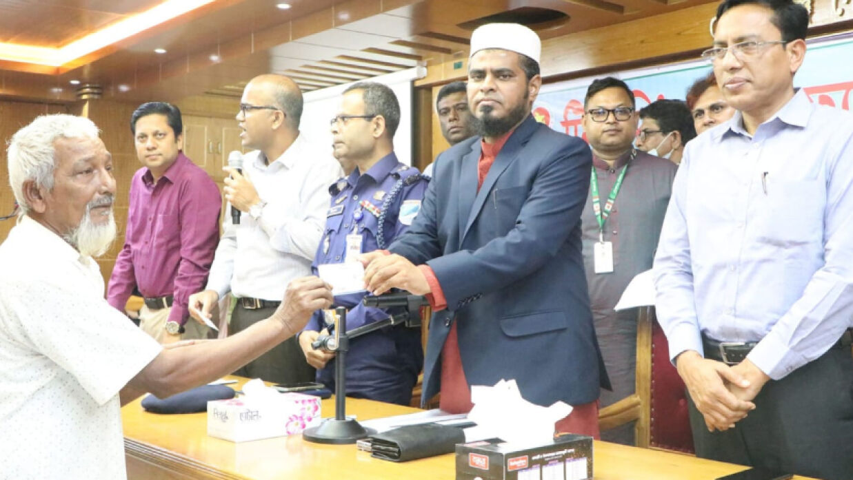 গোপালগঞ্জে পৌর এলাকার ৭১৮টি পরিবারের মধ্যে টিসিবির স্মার্ট ফ্যামিলি কার্ড বিতরণ হয়