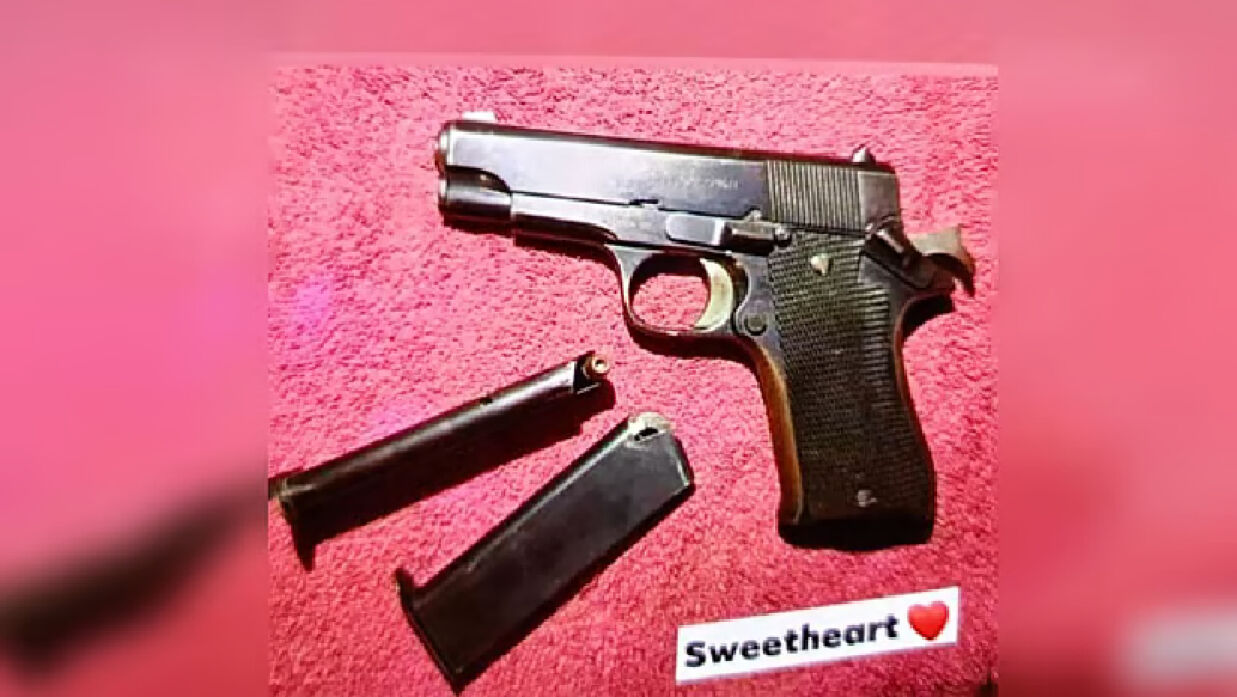 ফেসবুকে ‘সুইটহার্ট’ লিখে অস্ত্রসহ ছবি পোস্ট