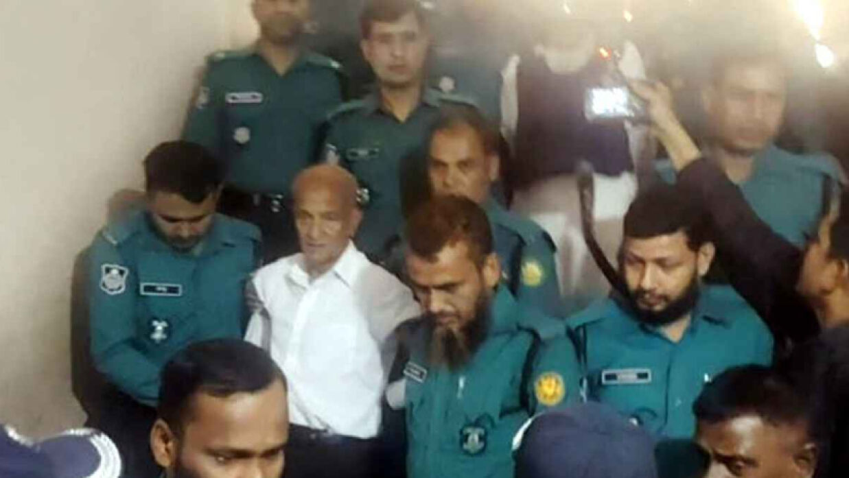 আদালত চত্তরে কামাল আহমেদ