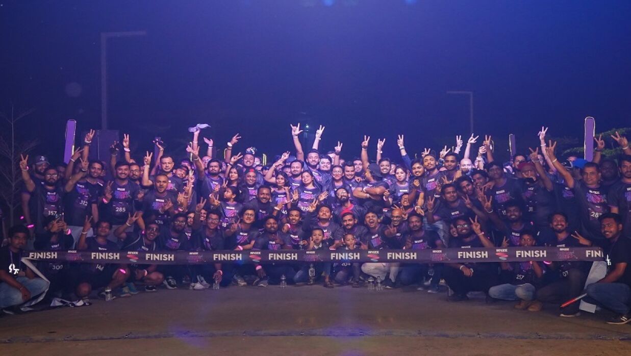 রাইজ স্বাস্থ্যসচেতন শত শত তরুণের জন্য ‘রাইজ নিওন রান’ আয়োজন করে