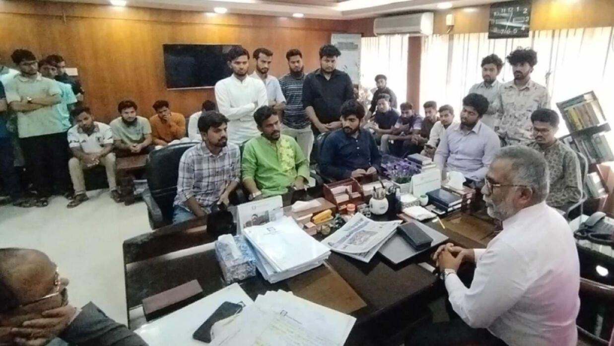 ইসলামী বিশ্ববিদ্যালয়ের উপাচার্যের সঙ্গে মতবিনিময় করেছেন বৈষম্যবিরোধী ছাত্র আন্দোলনের সমন্বয়করা