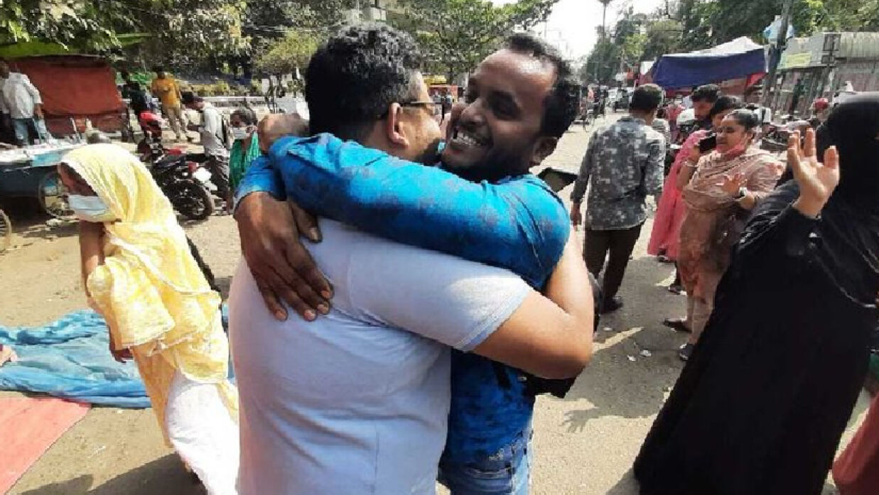 আন্দোলন প্রত্যাহার করে আনন্দে মেতে ওঠে প্রাথমিকের শিক্ষকরা