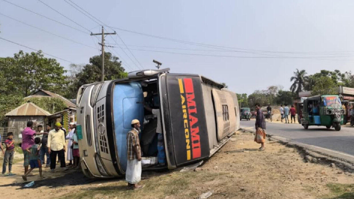 সড়কের পাশে পড়ে রয়েছে চুরি করা বাসটি