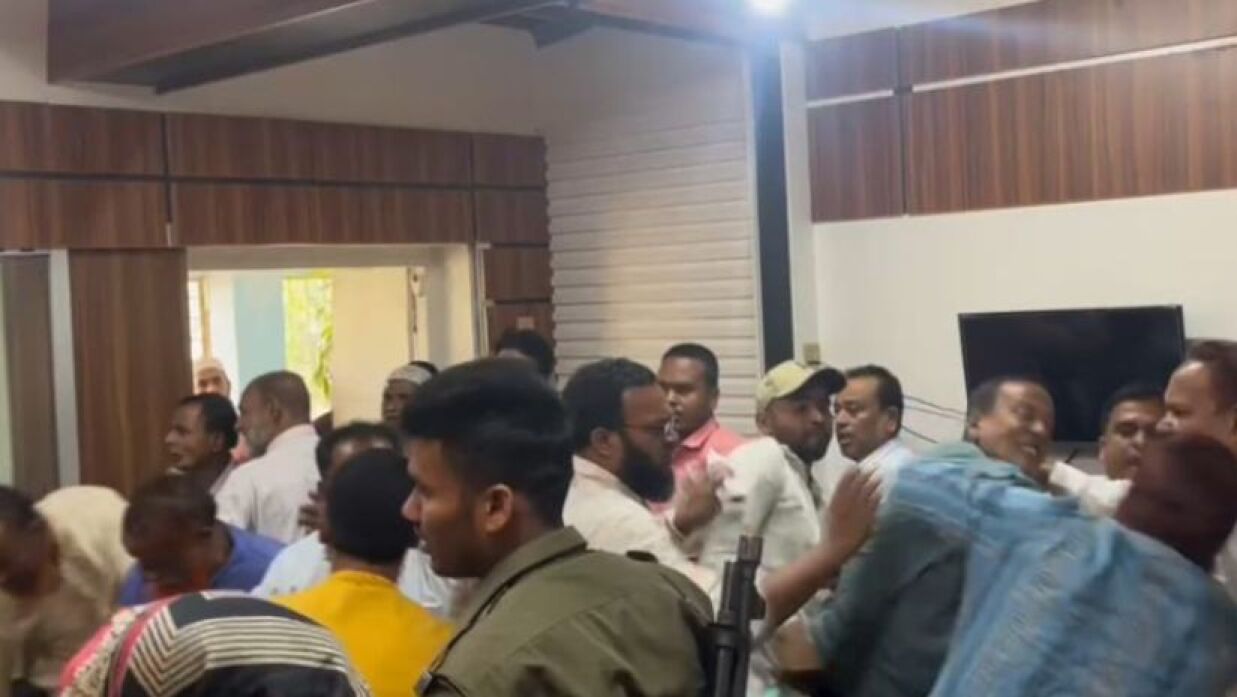 সুজানগর উপজেলা পরিষদের ইউএনওর কার্যালয়ে জামায়াত নেতাদের মারধর করেন বিএনপি নেতারা