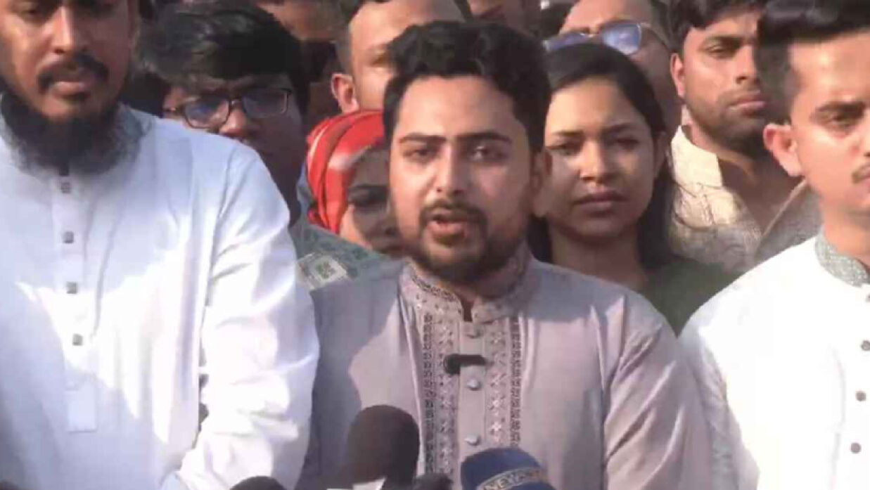 সাংবাদিকদের সঙ্গে কথা বলেন নাহিদ ইসলাম