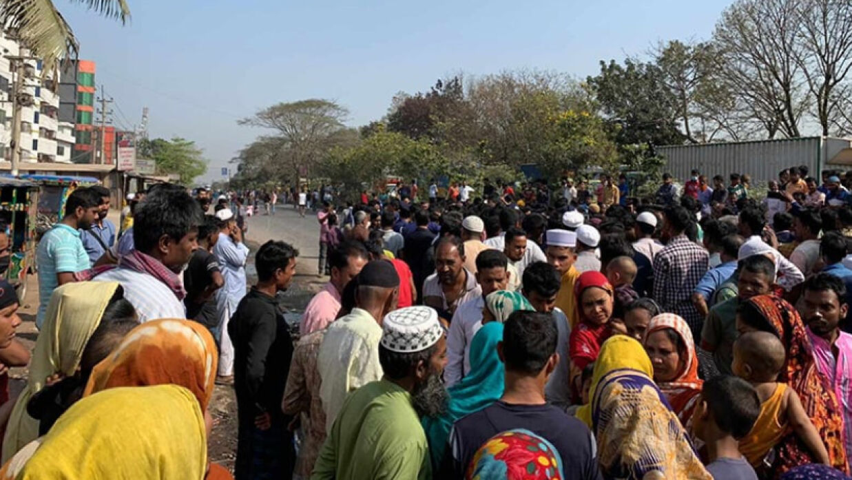 মহাসড়ক অবরোধ করে বিক্ষোভ