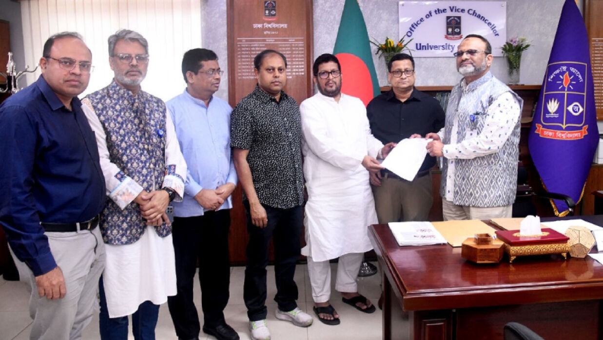 ঢাবি উপাচার্যকে স্মারকলিপি দিচ্ছেন সাদা দলের নেতারা