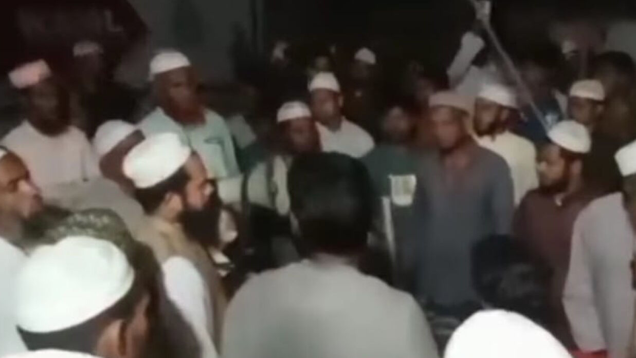 মাজারের গেট গুঁড়িয়ে দিয়েছে তৌহিদি জনতা