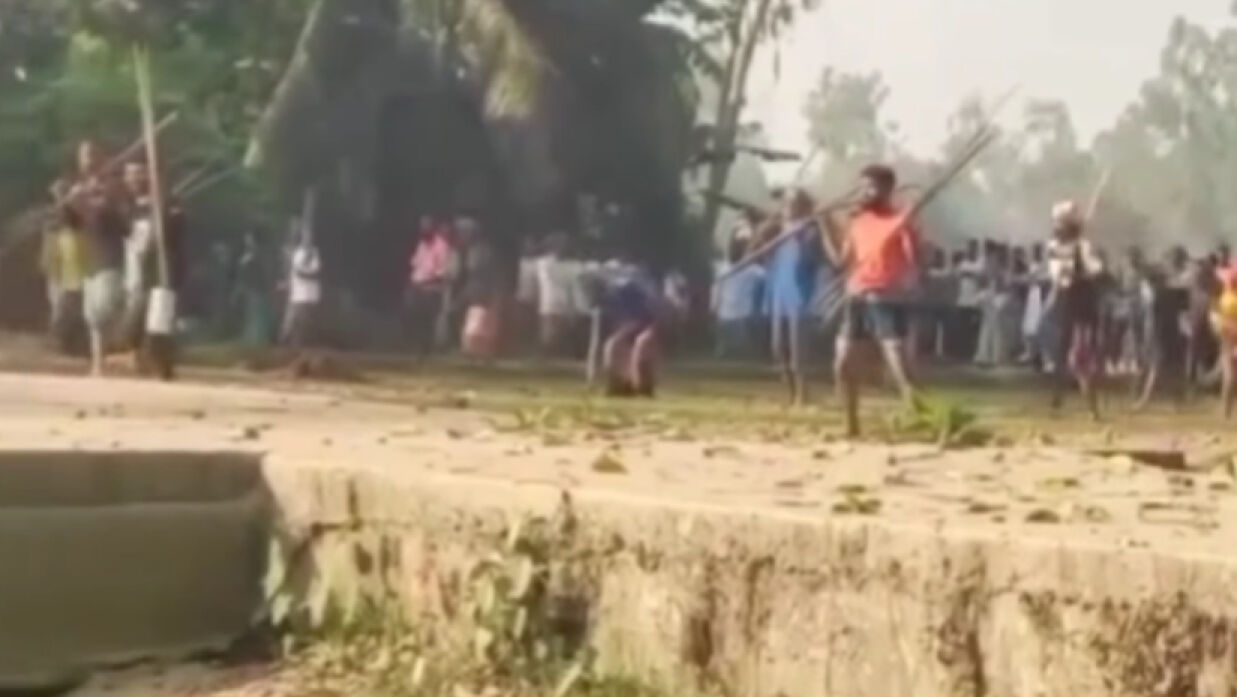 টমটম নিয়ে দুই পক্ষের বিরোধ, মাইকে ঘোষণা দিয়ে টেটাযুদ্ধ শুরু