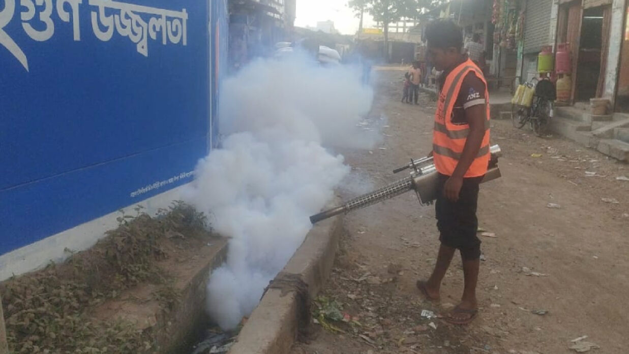 মশকনিধনে ওষুধ দিচ্ছেন একজন