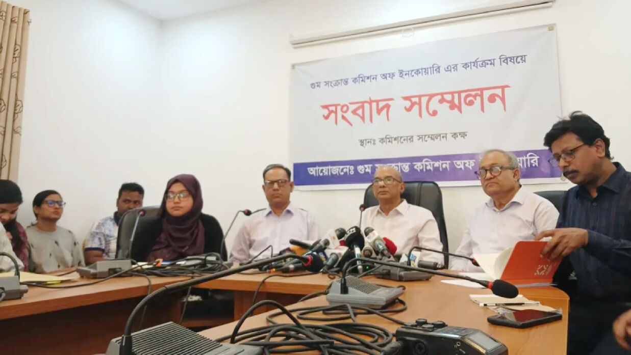 সংবাদ সম্মেলনে কমিশনের সদস্য