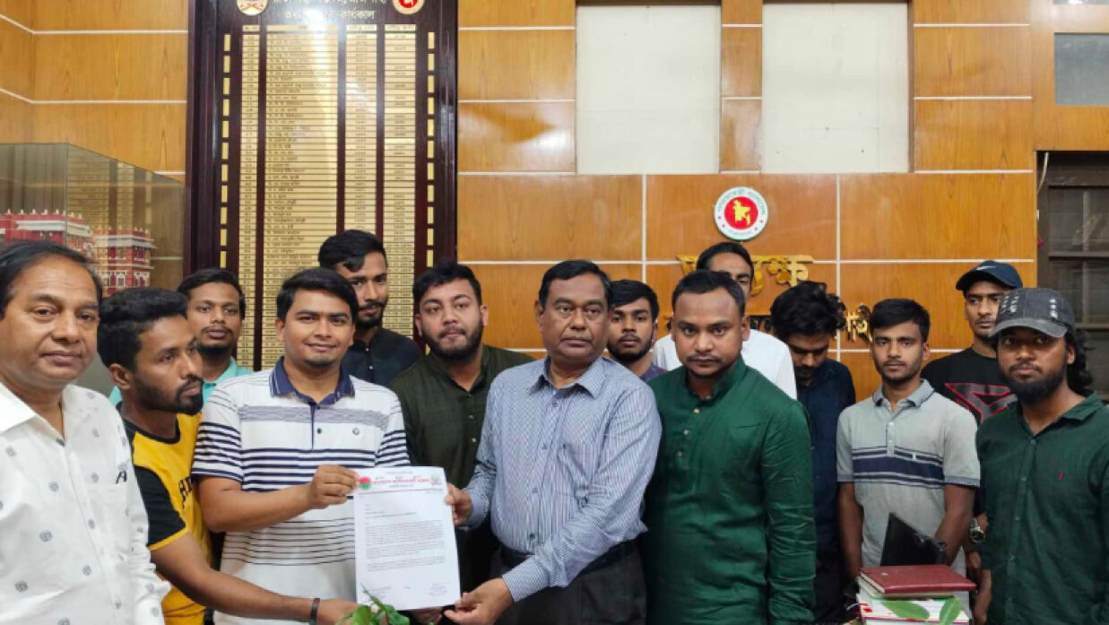 ফরম পূরণ ফি কমানোর দাবিতে অধ্যক্ষকে স্মারকলিপি দিচ্ছেন রাজশাহী কলেজ ছাত্রদলের নেতারা