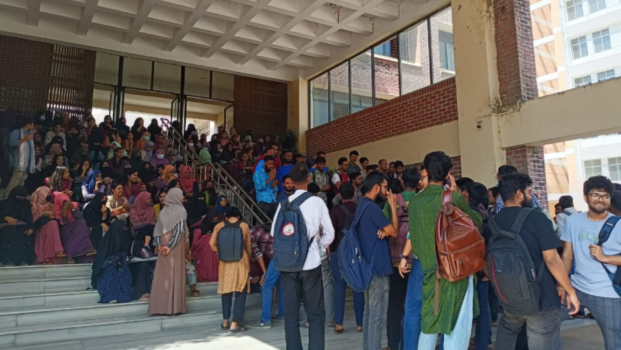 প্রশাসনিক ভবনের সামনে অবস্থান কর্মসূচি পালন করেছেন শিক্ষার্থীরা