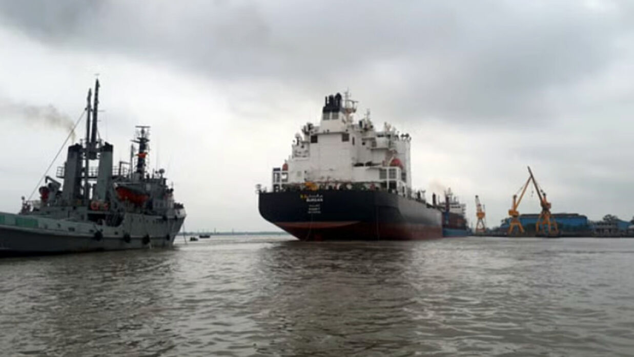 চট্টগ্রাম বন্দরে দুই জাহাজের সংঘর্ষ