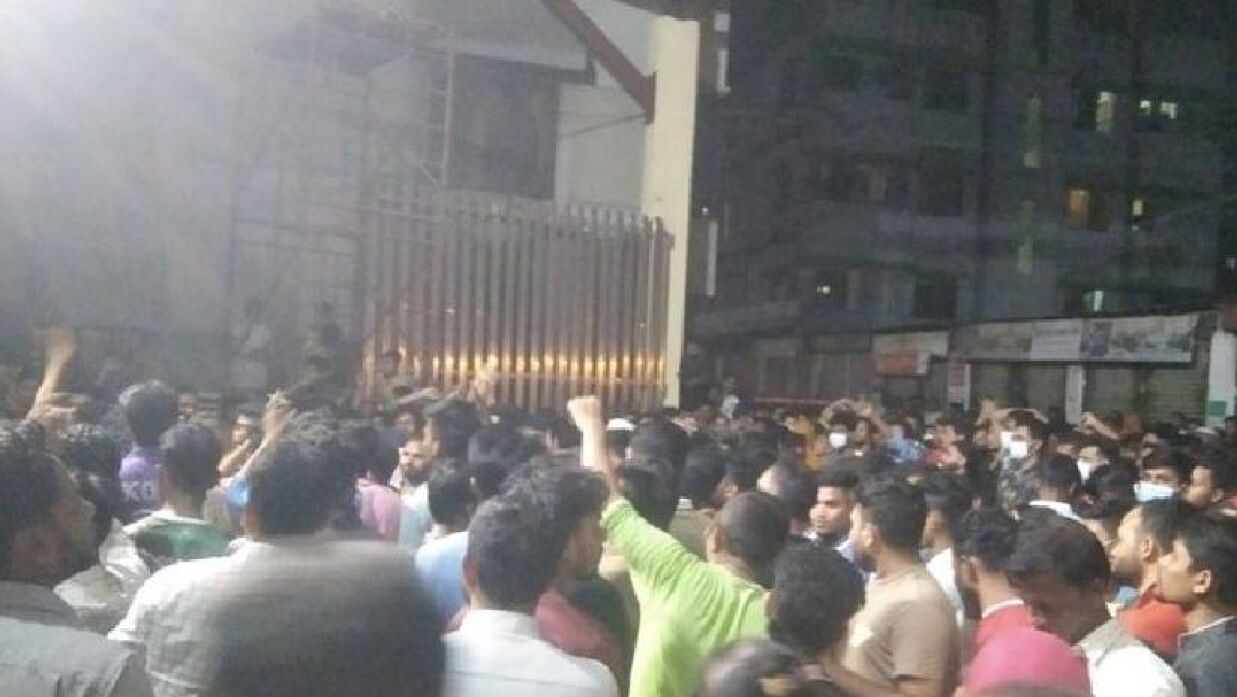 পোশাক কারখানায় ব্যাপক ভাঙচুর করেছেন শ্রমিকেরা