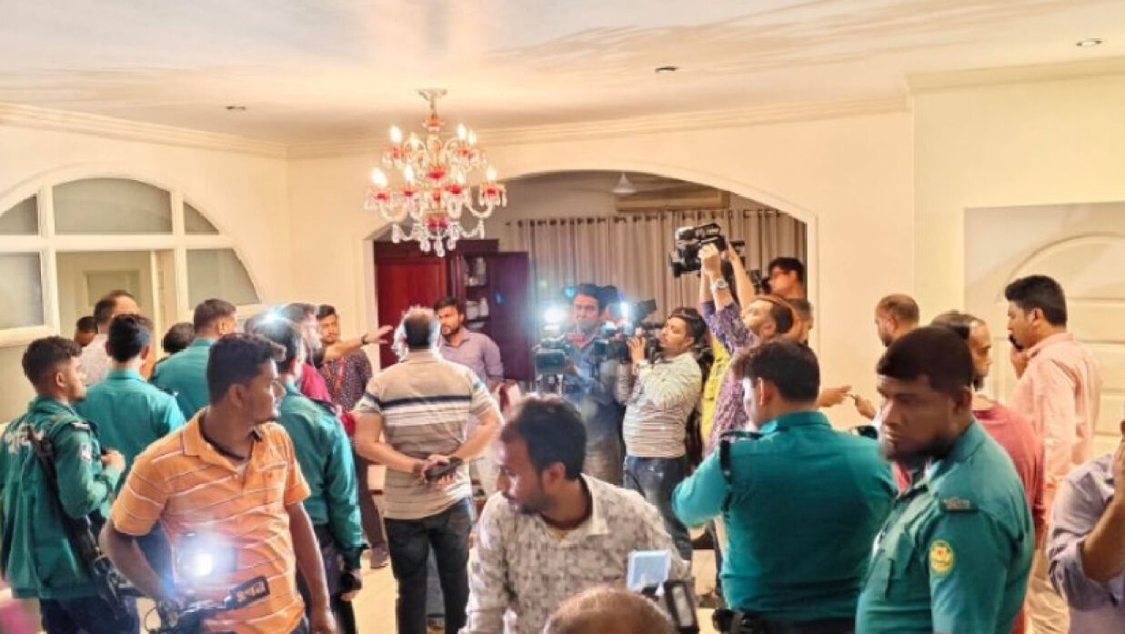 তল্লাশি করছে ছাত্র-জনতা