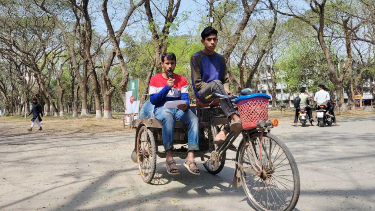 ইসলামী বিশ্ববিদ্যালয়ে বহিরাগতদের প্রবেশে নিষেধাজ্ঞা ঘোষণা করে মাইকিং করা হচ্ছে