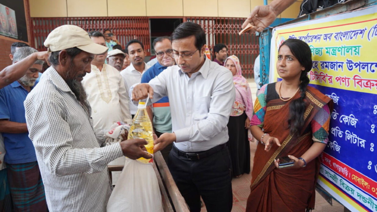 খাগড়াছড়িতে টিসিবির পণ্য বিক্রয় কার্যক্রমের উদ্বোধন করেন জেলা প্রশাসক এ বি এম ইফতেখারুল ইসলাম খন্দকার