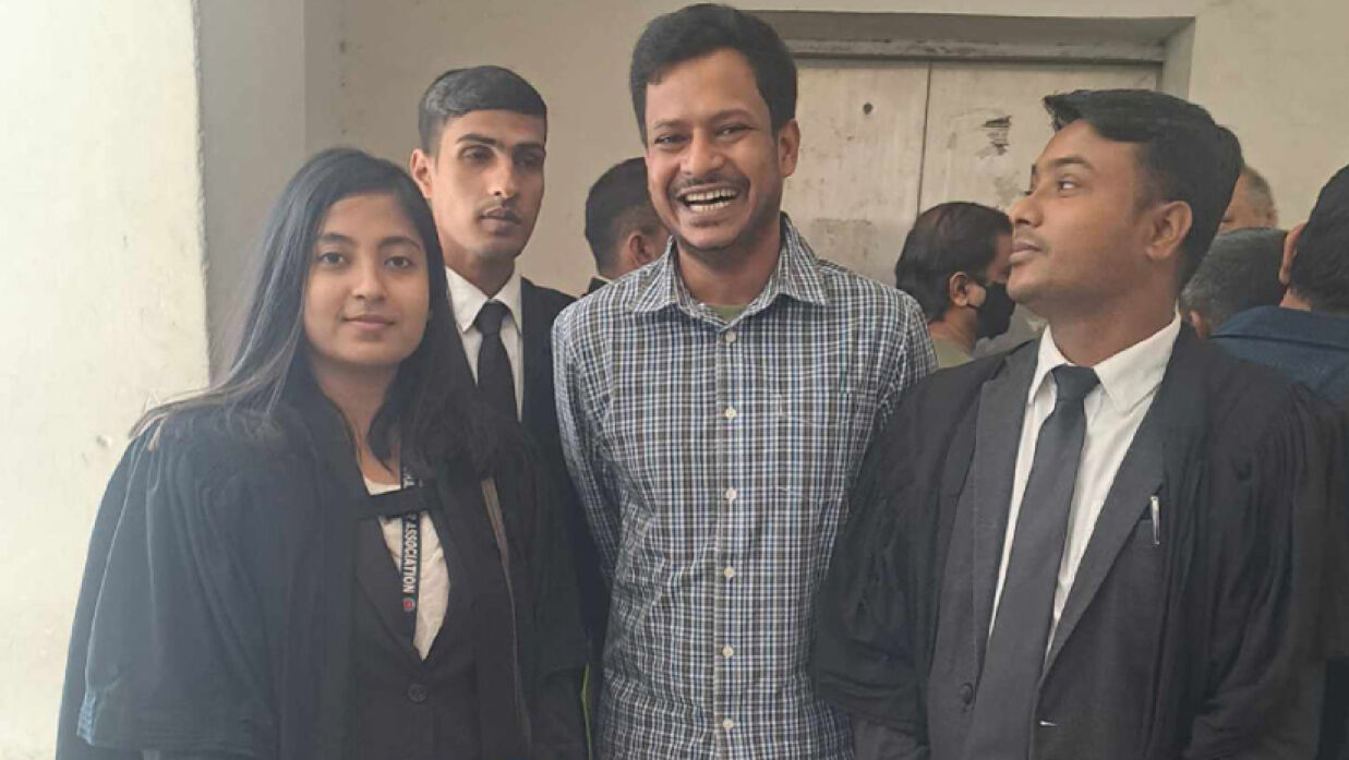 ছাত্রলীগ নেতা সৈকত ও আইনজীবীরা