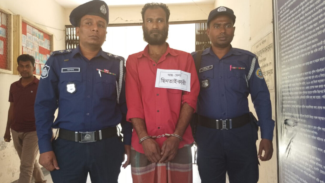 মো. মিলন শেখ নামে একজনকে আটক করে পুলিশ