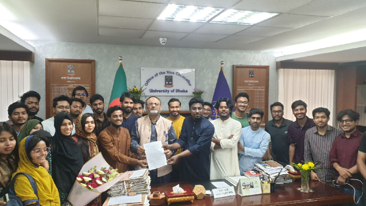 ঢাবি উপাচার্য ড. নিয়াজ আহমদ খানের কাছে স্মারকলিপি দেয় বাংলাদেশ গনতান্ত্রিক ছাত্রসংসদের নেতাকর্মীরা