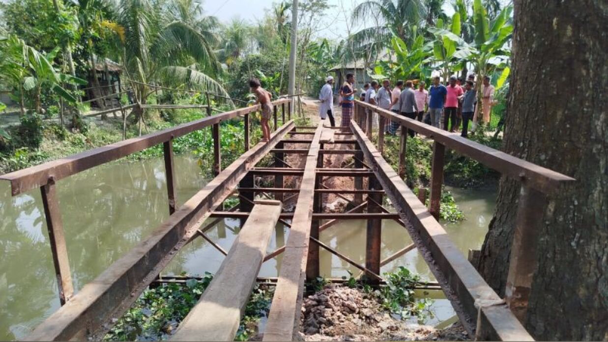 রড খুলে নেওয়া ব্রিজ