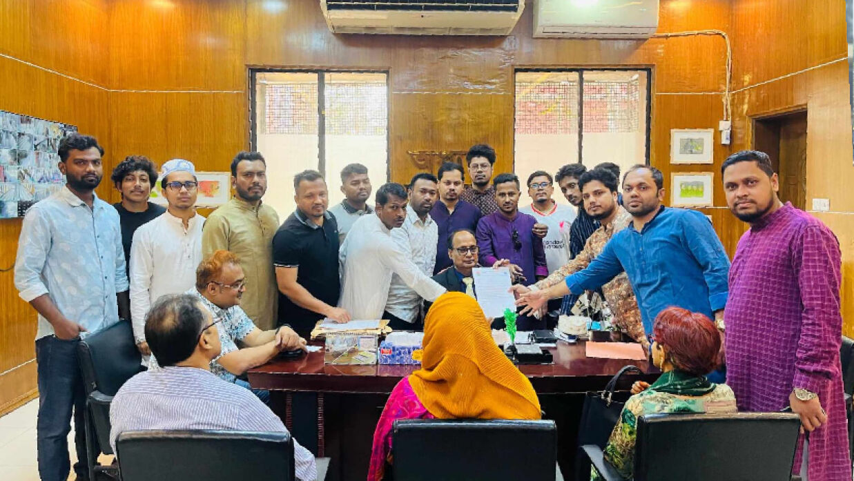 স্মারকলিপি দিচ্ছে শিক্ষার্থীরা