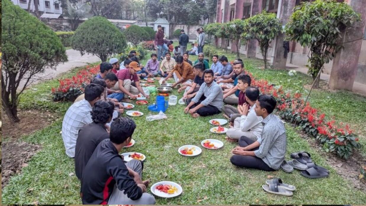 জিয়া হলে শিক্ষার্থীদের নিয়ে ইফতার ছাত্রদলের