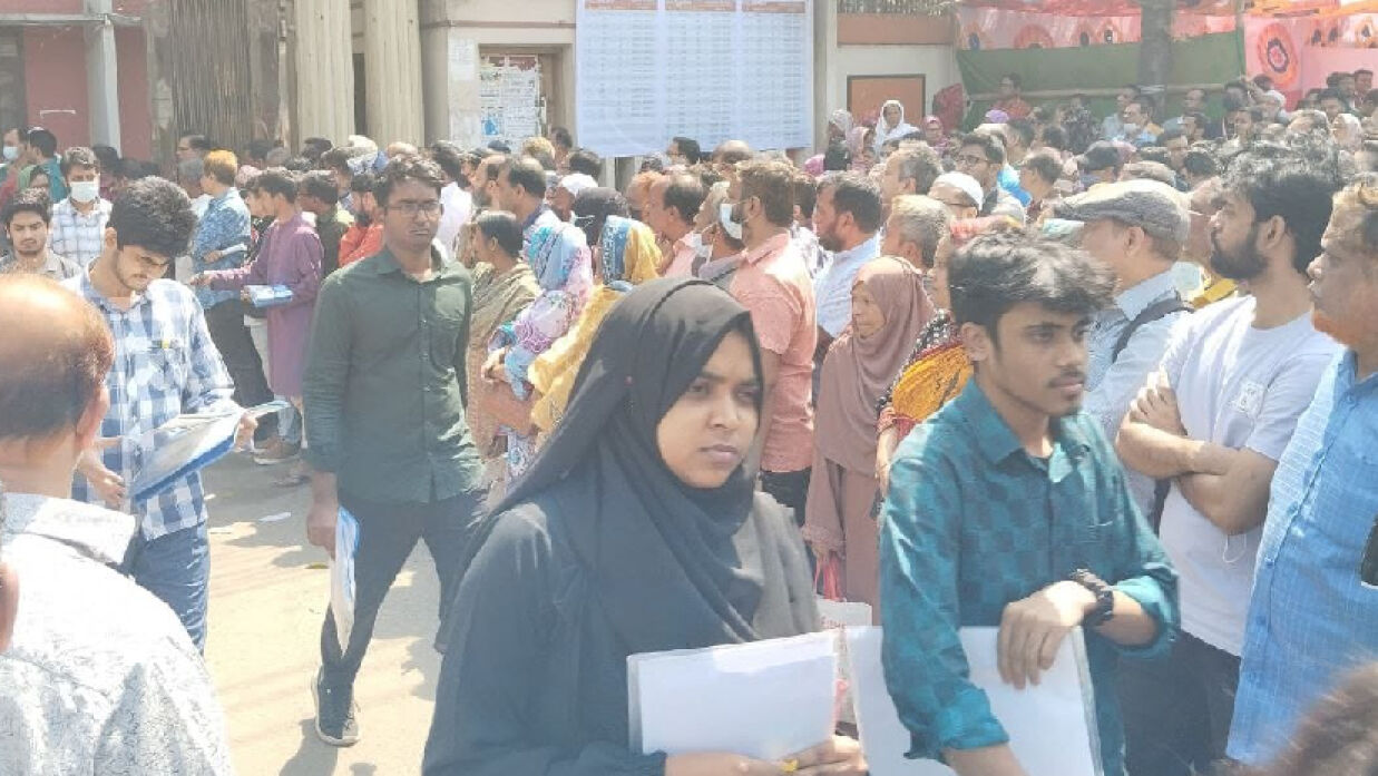 বের হচ্ছেন পরীক্ষার্থীরা 
