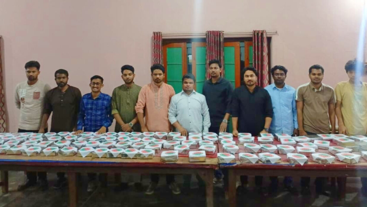 ছাত্রদলের বিতরণ করা সাহরির খাবার