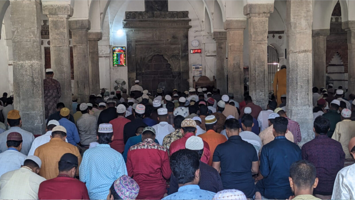 ষাটগম্বুজ মসজিদে মুসল্লিরা