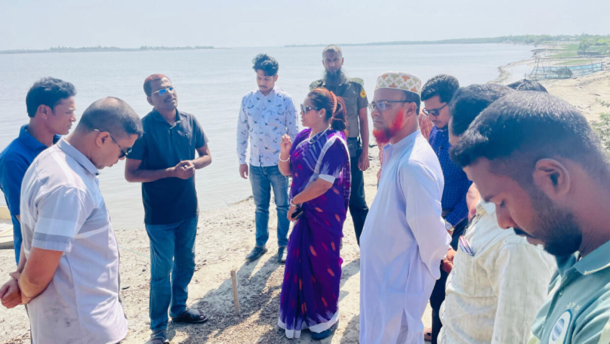 ভাঙনকবলিত এলাকা পরিদর্শন করেন ইউএনও মোছা. রনী খাতুন