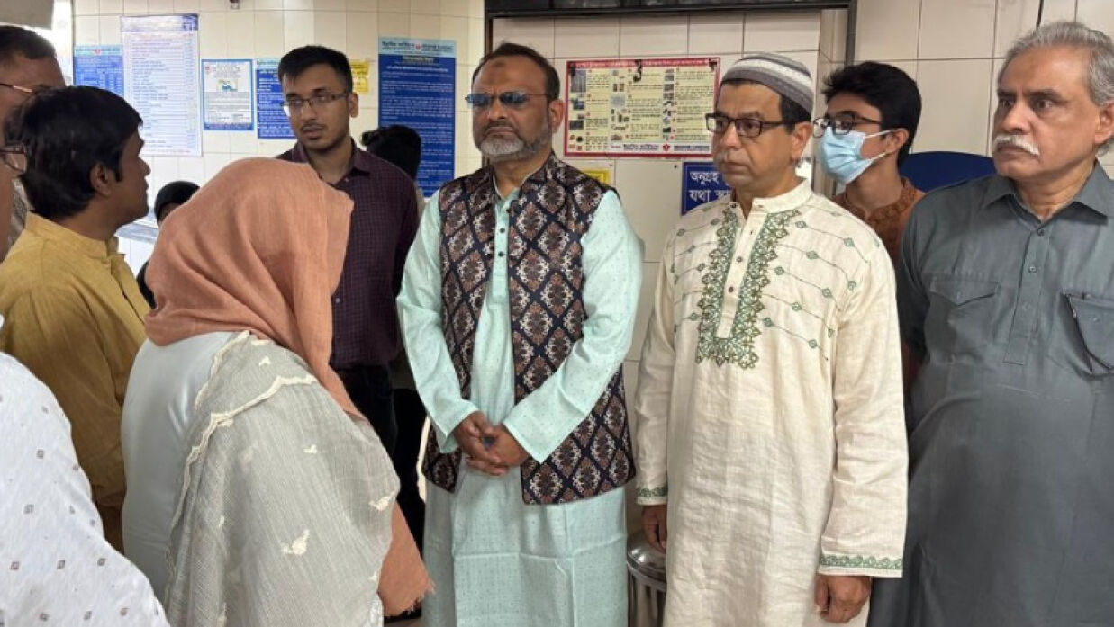 ড. আ আ ম স আরেফিন সিদ্দিককে দেখতে ইব্রাহিম কার্ডিয়াক হাসপাতালে যান ঢাবি উপাচার্য অধ্যাপক ড. নিয়াজ আহমদ খান