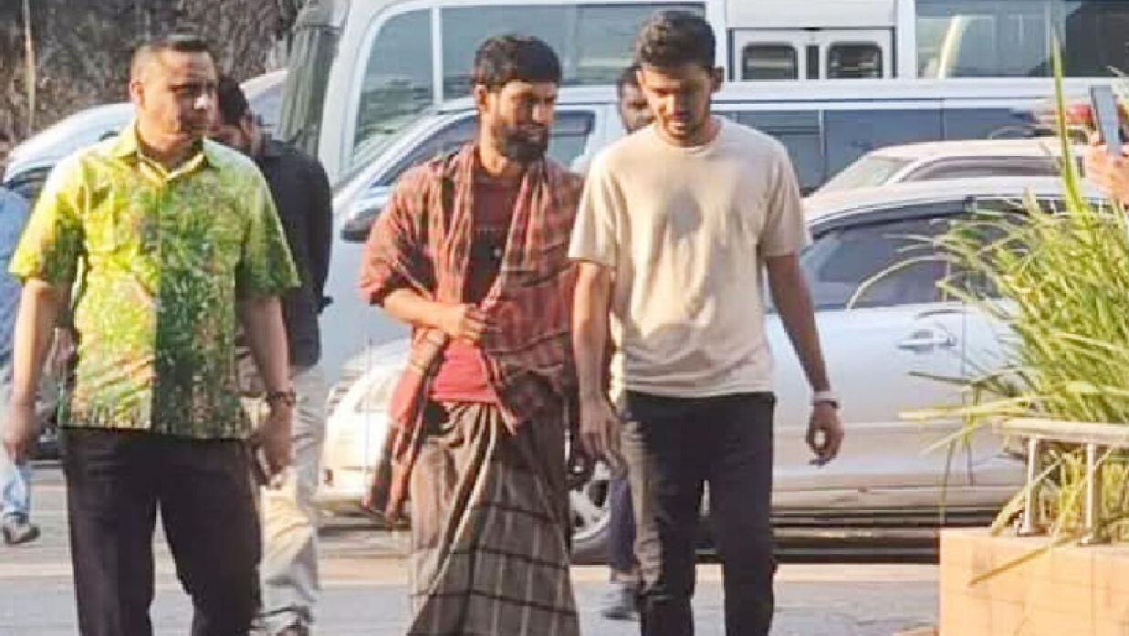 আরমান নামের ওই ব্যক্তিকে ডিবি অফিস থেকে ছাড়িয়ে নেন যুব ও ক্রীড়া উপদেষ্টা আসিফ মাহমুদ ভূঁইয়া