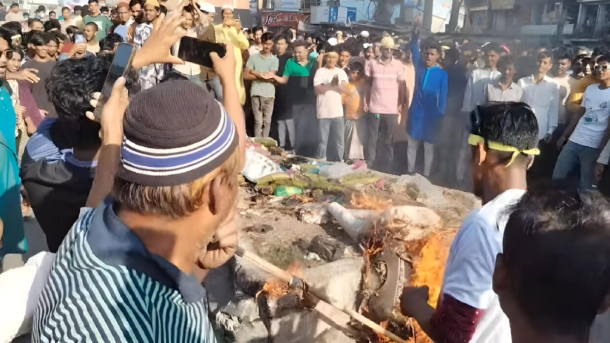 বিএনপি নেতার কুশপুত্তলিকা দাহ
