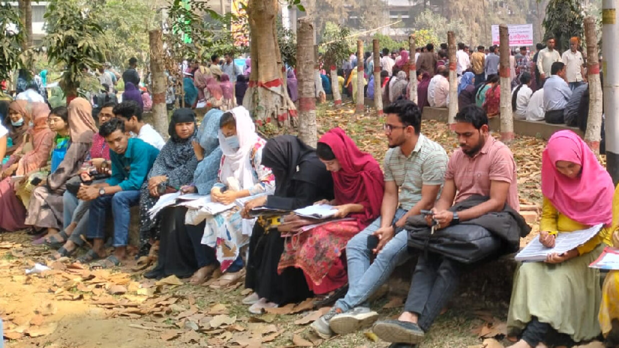 চবিতে পরীক্ষা দিতে আসা শিক্ষার্থীরা 