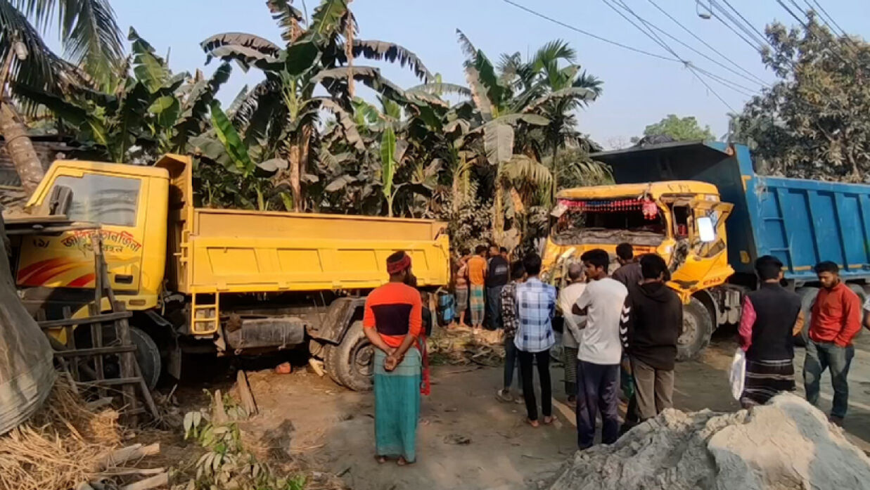দুর্ঘটনাকবলিত ট্রাক