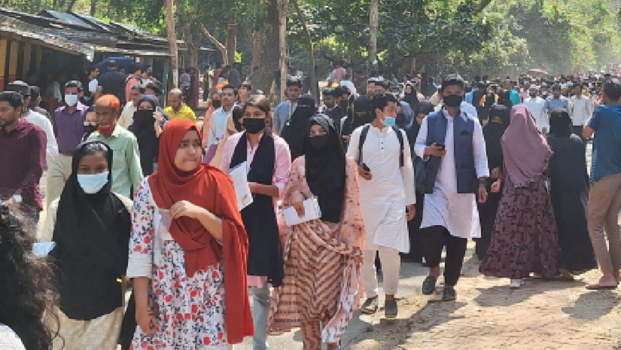 পরীক্ষা শেষ করে বের হচ্ছেন শিক্ষার্থীরা