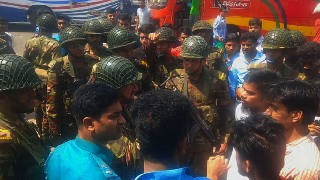 তিন শিক্ষার্থীকে মারধরের প্রতিবাদে বরিশাল–কুয়াকাটা মহাসড়ক অবরোধ করেন বরিশাল বিশ্ববিদ্যালয়ের শিক্ষার্থীরা