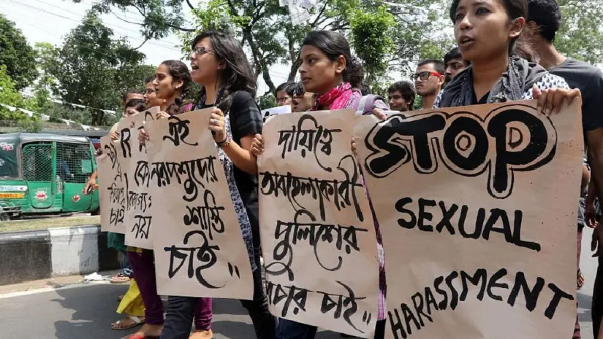 আন্দোলনে নারী শিক্ষার্থীরা