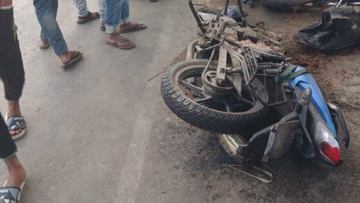 ট্রাকের সঙ্গে মোটরসাইকেলের মুখোমুখি সংঘর্ষ