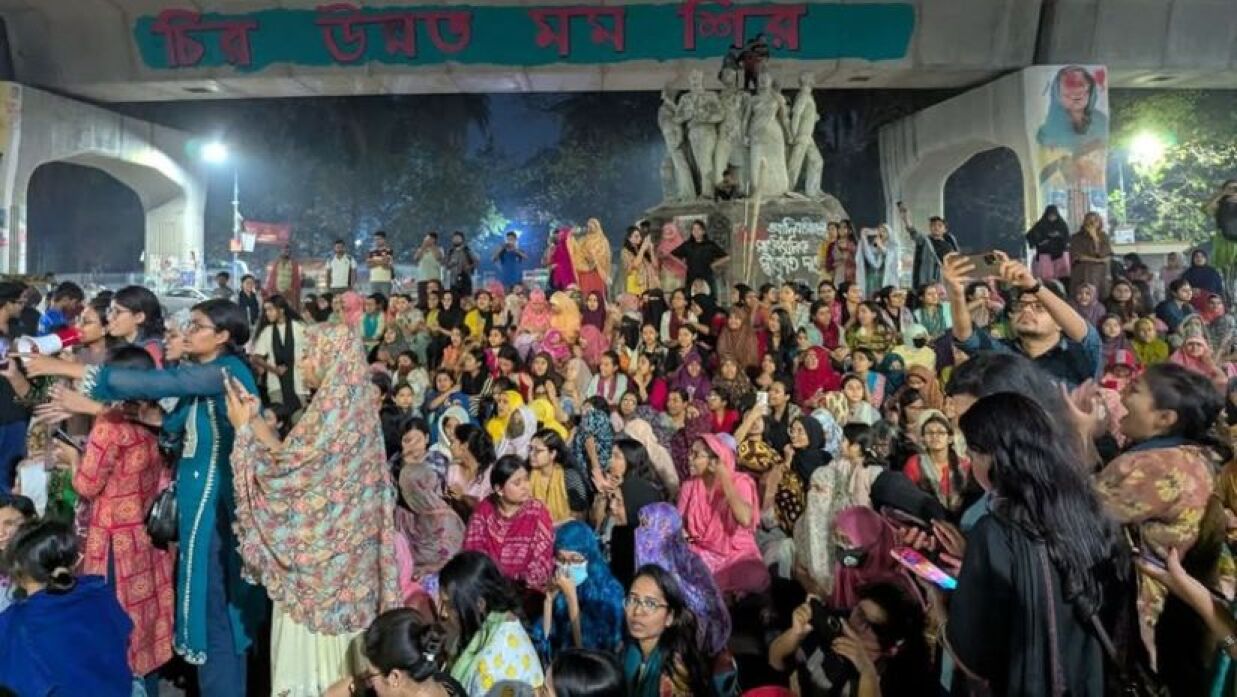 রাজু ভাস্কর্যের পাদদেশে অবস্থান