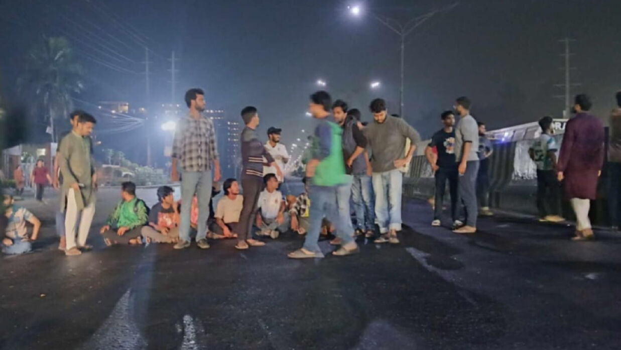 মহাসড়ক অবরোধ জাবি শিক্ষার্থীদের