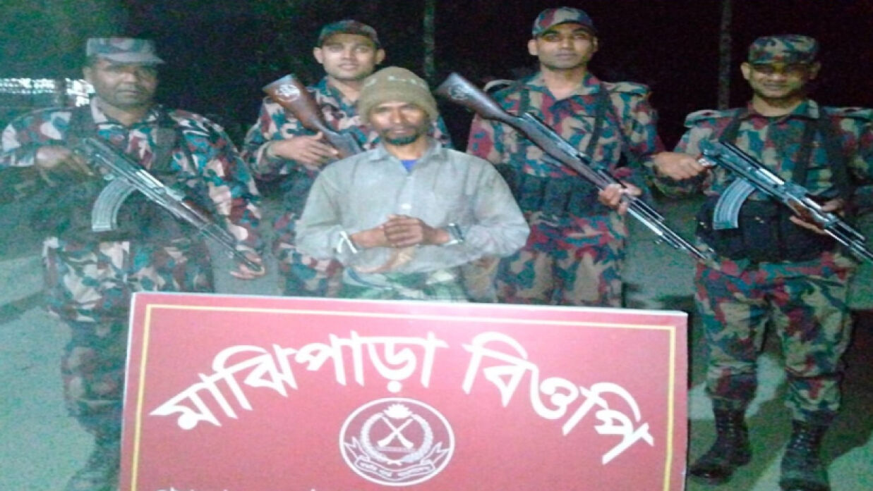 বিজিবির হাতে ভারতীয় নাগরিক আটক