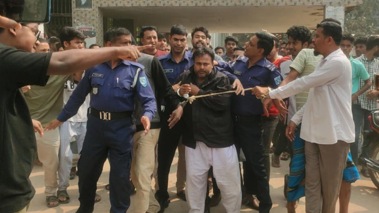 আদালতে তোলার সময়  স্কুলশিক্ষক মোজাম্মেল হক মানিককে গণধোলাই দেয় উৎসুক জনতা