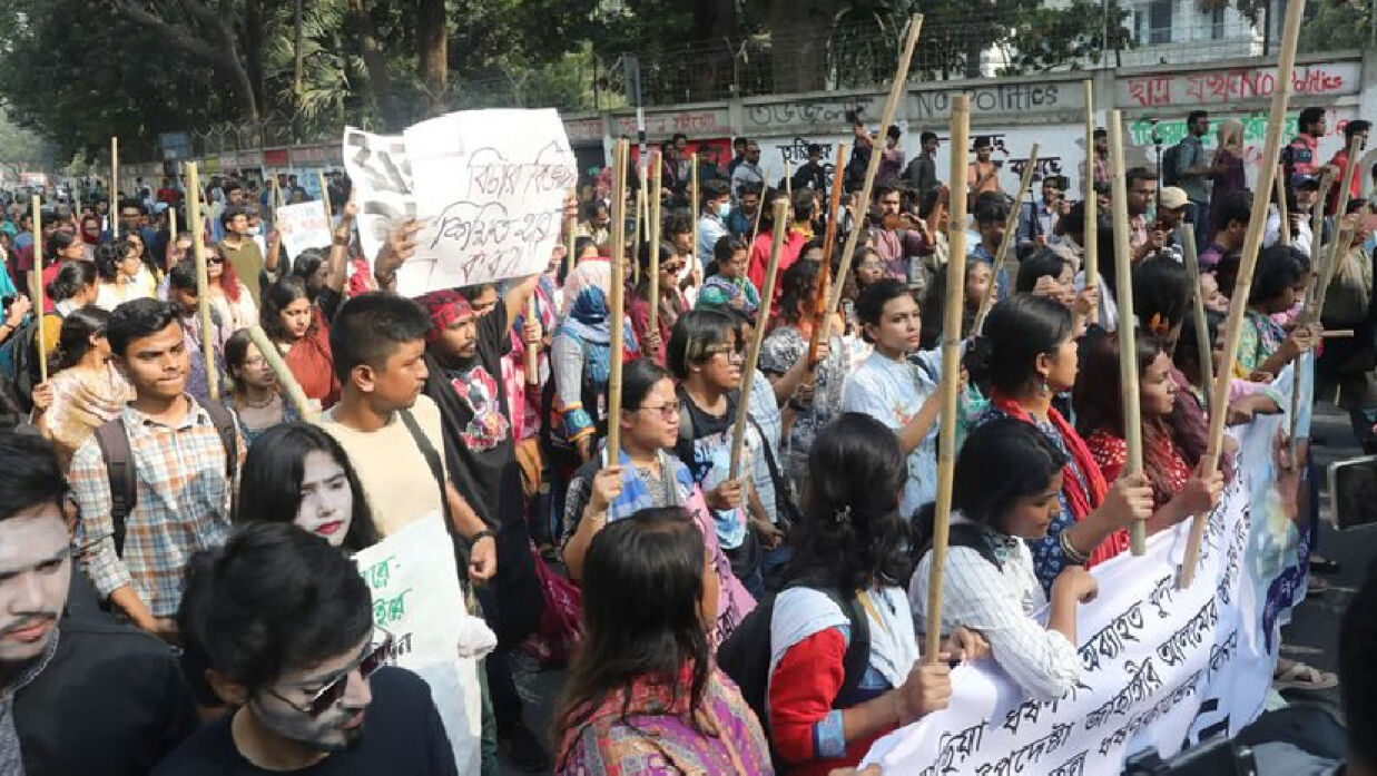 ধর্ষণ ও নারী নিপীড়নের প্রতিবাদে ঢাকা বিশ্ববিদ্যালয়ের (ঢাবি) শিক্ষার্থীরা লাঠি মিছিল করেছেন
