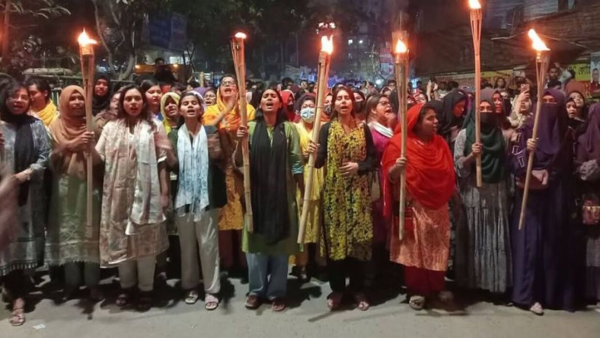 ক্যাম্পাস থেকে মশাল মিছিল নিয়ে তাঁতীবাজার মোড়ে যান শিক্ষার্থীরা