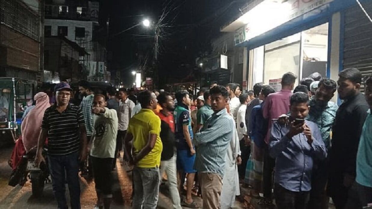 ঝালকাঠি শহরে স্বর্ণের দোকানে ডাকাতির চেষ্টা করলে স্থানীয়রা প্রতিরোধ করেন